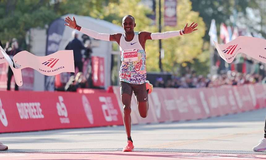 Kiplimo cruzando la meta del Maratón de Chicago 2025