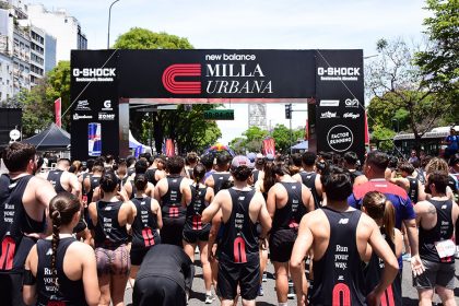 Corredores en el pórtico de largada de la New Balance Milla Urbana Buenos Aires