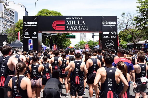 Corredores en el pórtico de largada de la New Balance Milla Urbana Buenos Aires