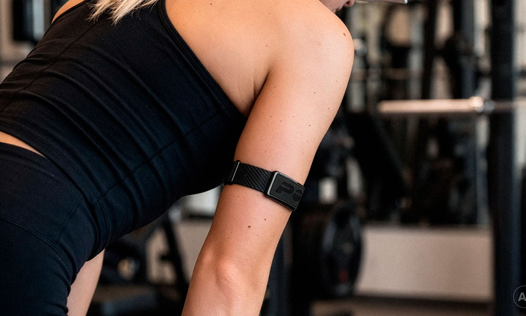 Mujer entrenando con la POLAR Loop Armband en su brazo