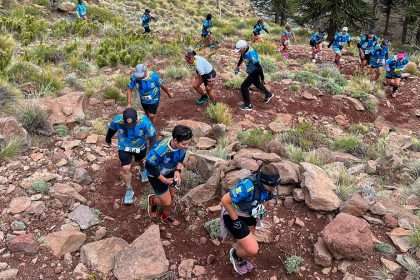 Corredores en una subida de la Primeros Pinos Endurance Race
