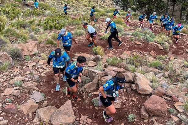 Corredores en una subida de la Primeros Pinos Endurance Race