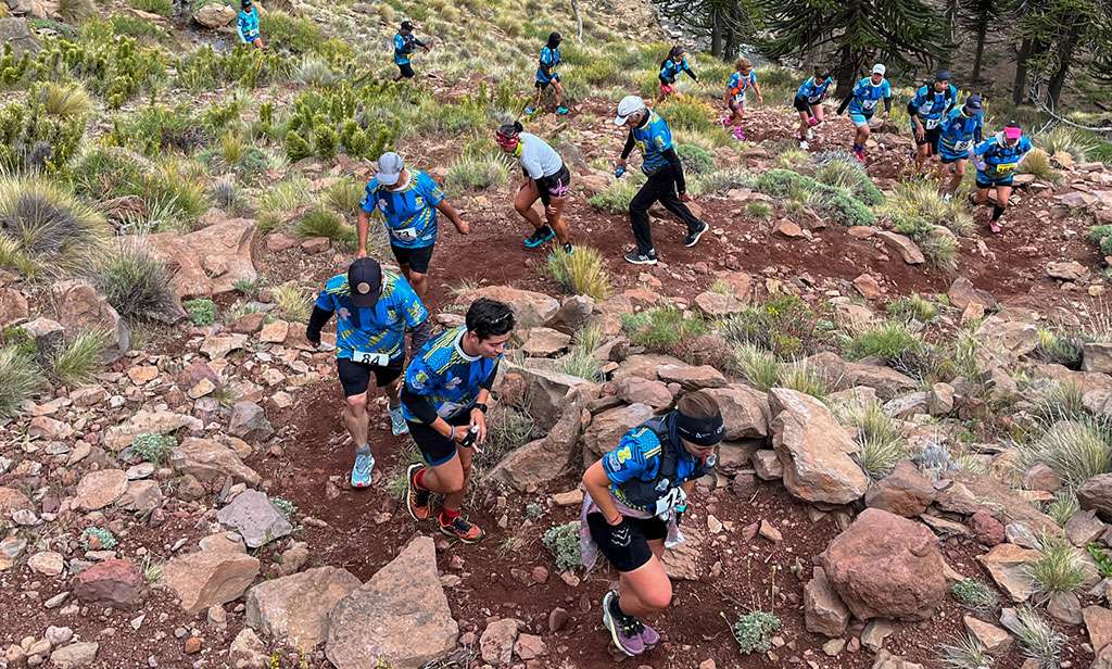 Corredores en una subida de la Primeros Pinos Endurance Race