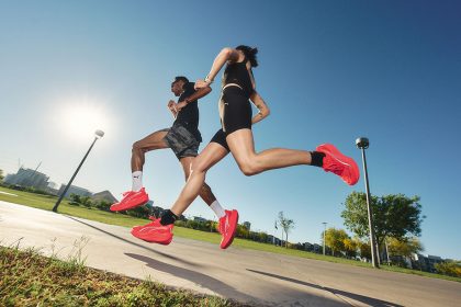 Una pareja corriendo usando las PUMA Deviate NITRO 4 rojas