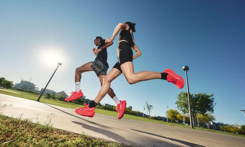 Una pareja corriendo usando las PUMA Deviate NITRO 4 rojas