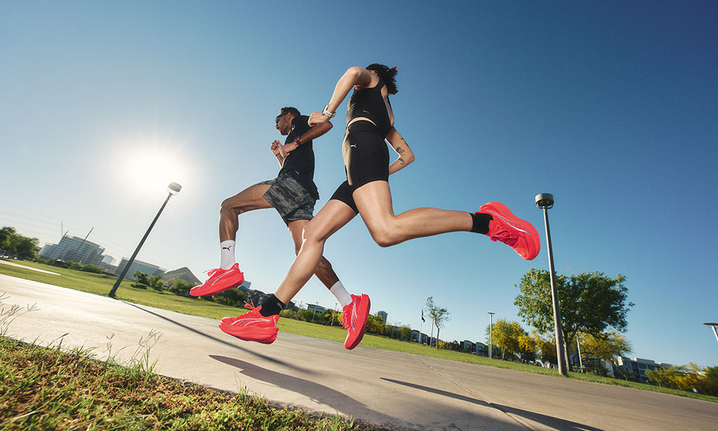 Una pareja corriendo usando las PUMA Deviate NITRO 4 rojas