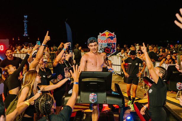 Corredor en una trotadora en Red Bull 24 Horas