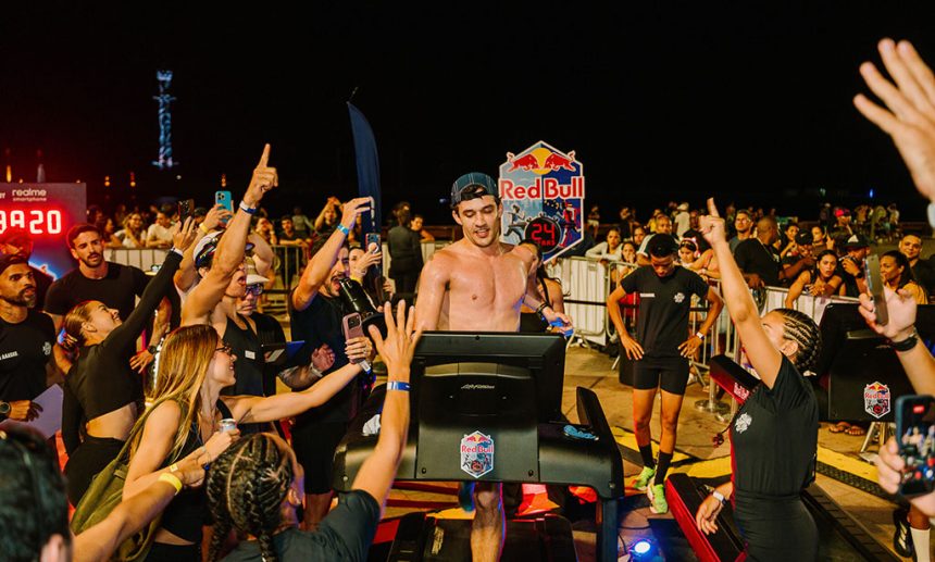 Corredor en una trotadora en Red Bull 24 Horas