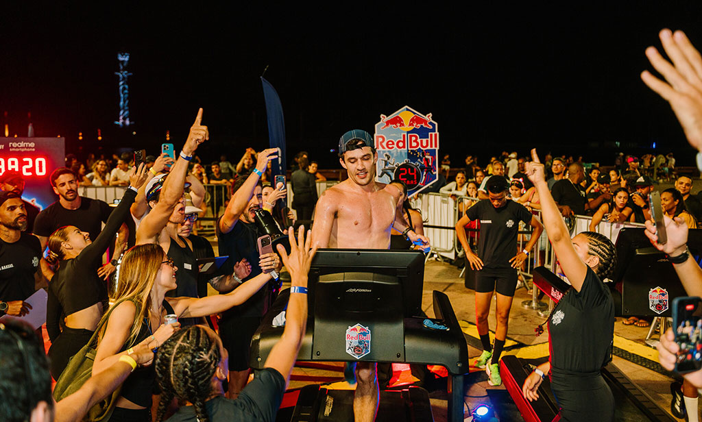 Corredor en una trotadora en Red Bull 24 Horas