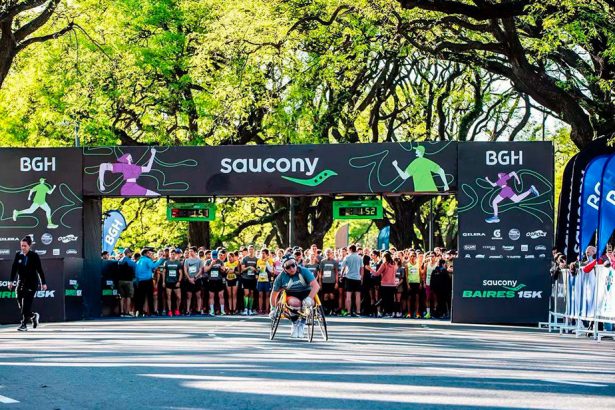 Corredores en la largada de la Saucony 15K Baires en Palermo