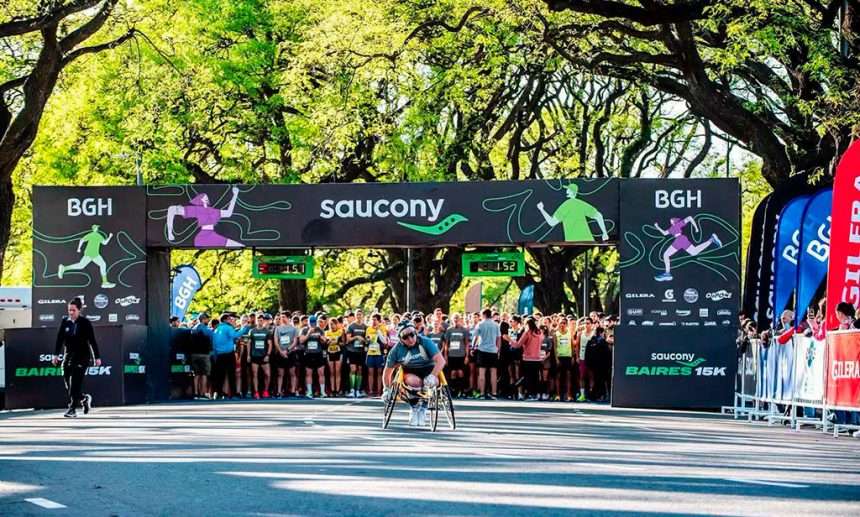 Corredores en la largada de la Saucony 15K Baires en Palermo