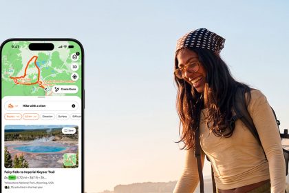 Un celular con la app Strava y una mujer haciendo trekking