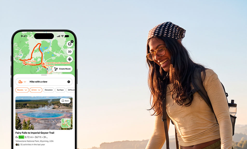 Un celular con la app Strava y una mujer haciendo trekking