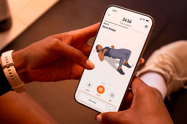 Usuario revisando la app Strava en su celular