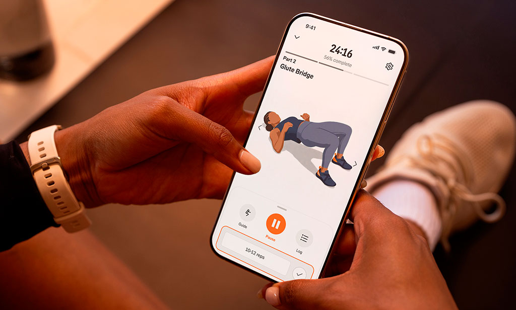 Usuario revisando la app Strava en su celular