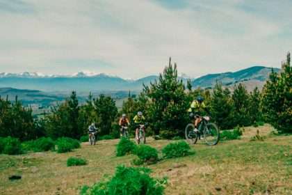 Ciclista pedaleando en una versión de Titan Forest Patagonia
