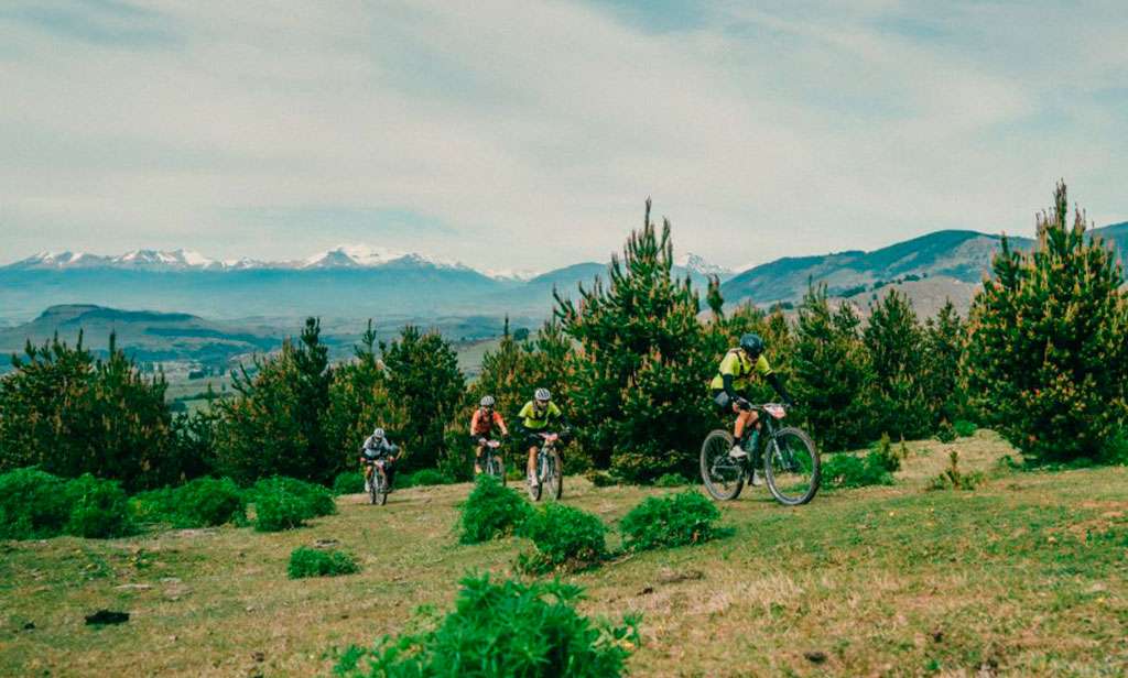 Ciclista pedaleando en una versión de Titan Forest Patagonia